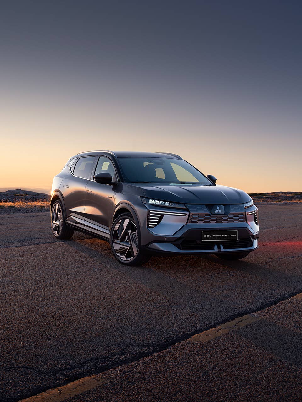 Foto: Rød og grå Eclipse Cross foran en bygning